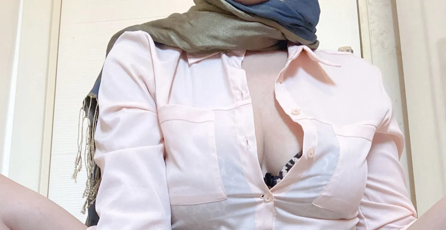 Hijabi Arab girl 🧕🏻 OnlyFans header