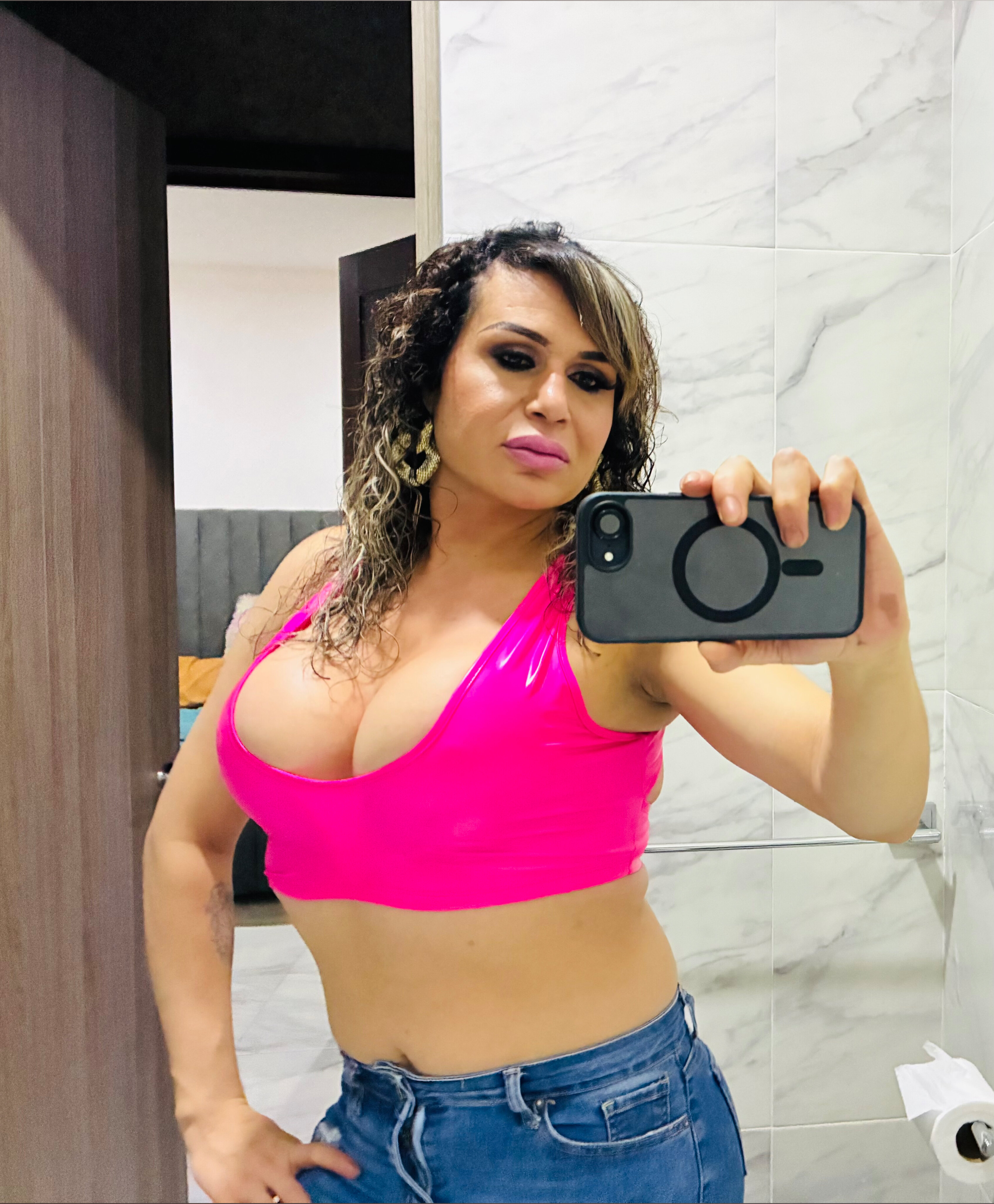 Avril Liñan OnlyFans header