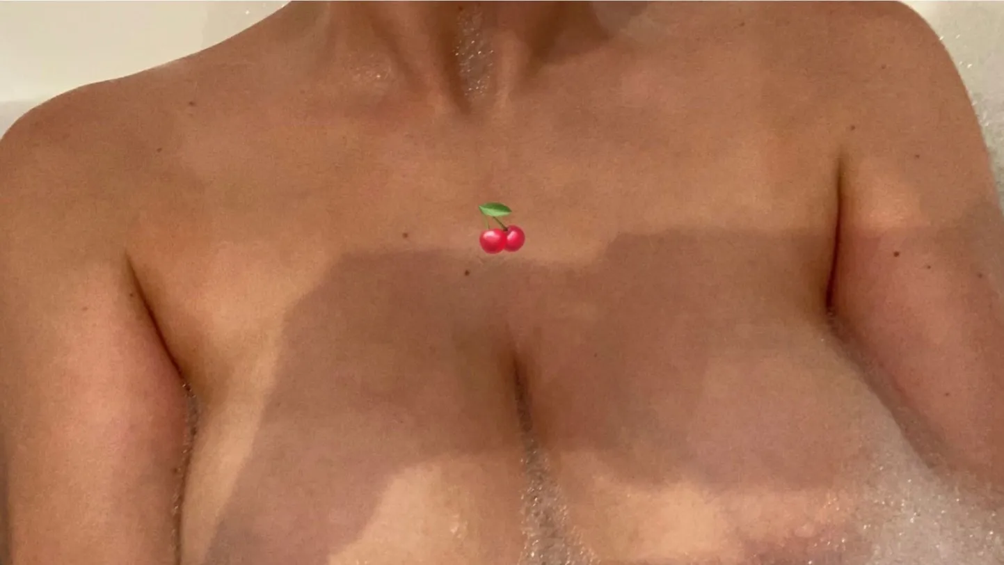 bee :) OnlyFans header