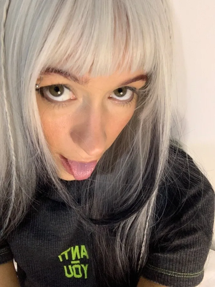 Bella • sweet shy college DJ 🌸🌸