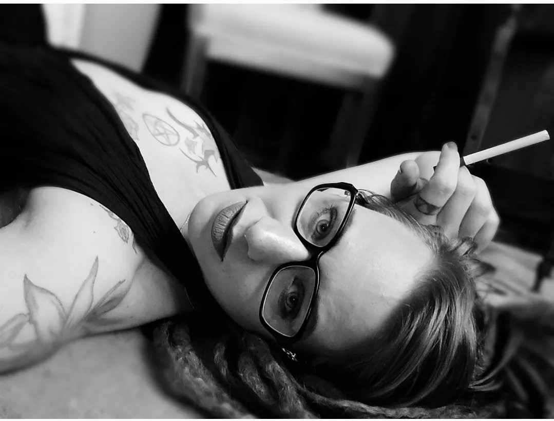 Billie Bee - Billie's Smoking Corner OnlyFans header