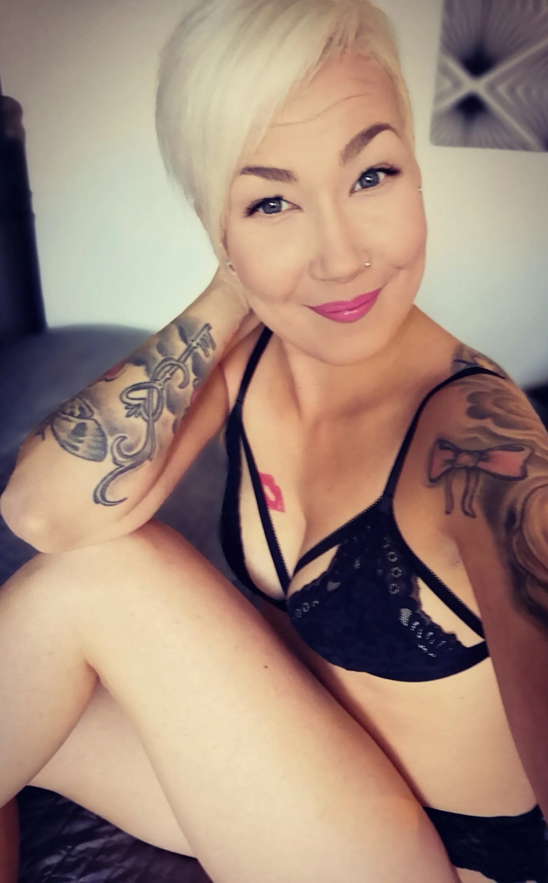 Essi OnlyFans header