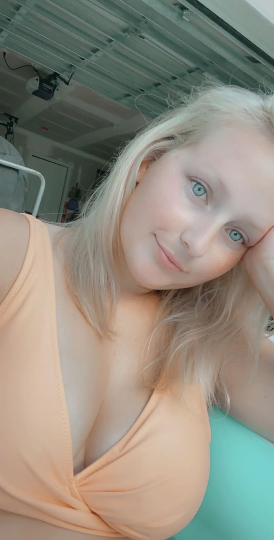 Blonde babe OnlyFans header