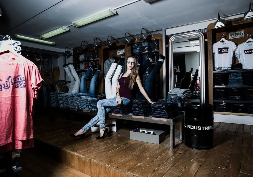 Mona OnlyFans header