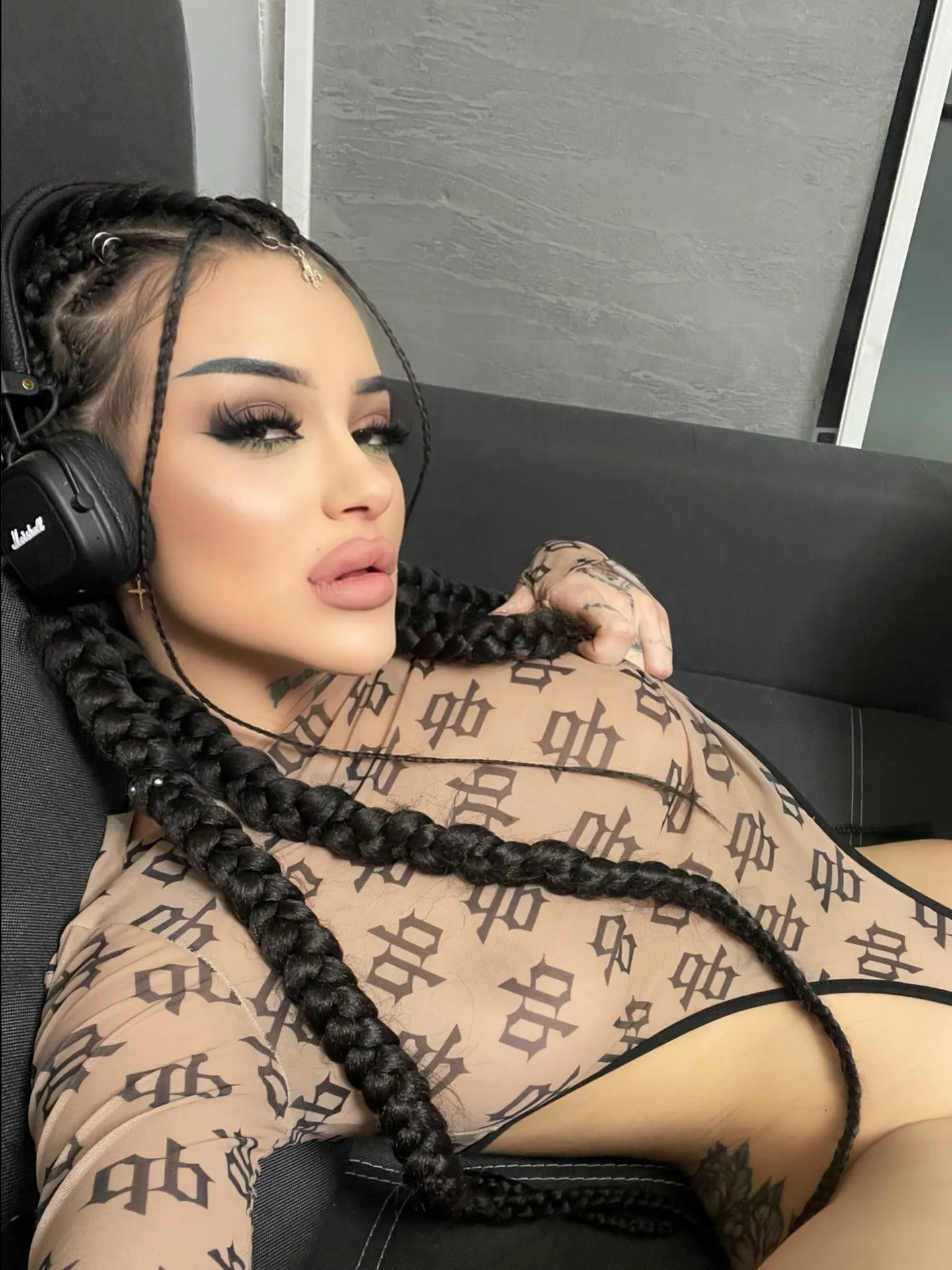 B E L L A 🖤 C R O S S