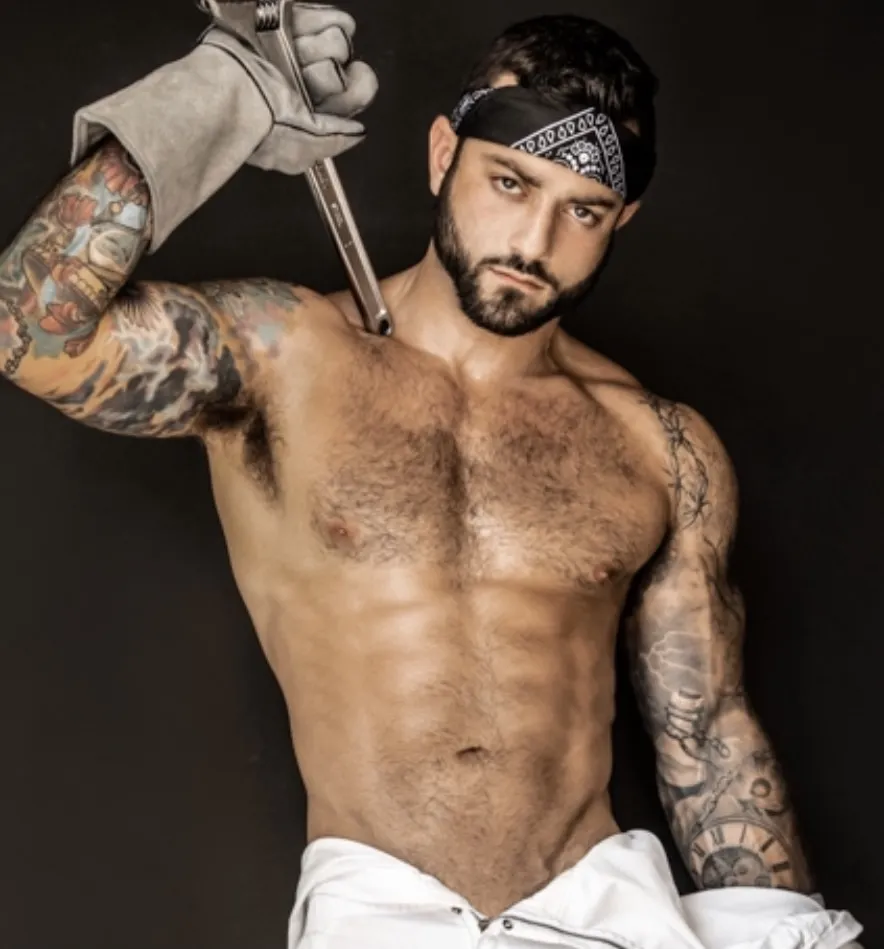 Drew Valentino (DrewcyFrOOtXL)