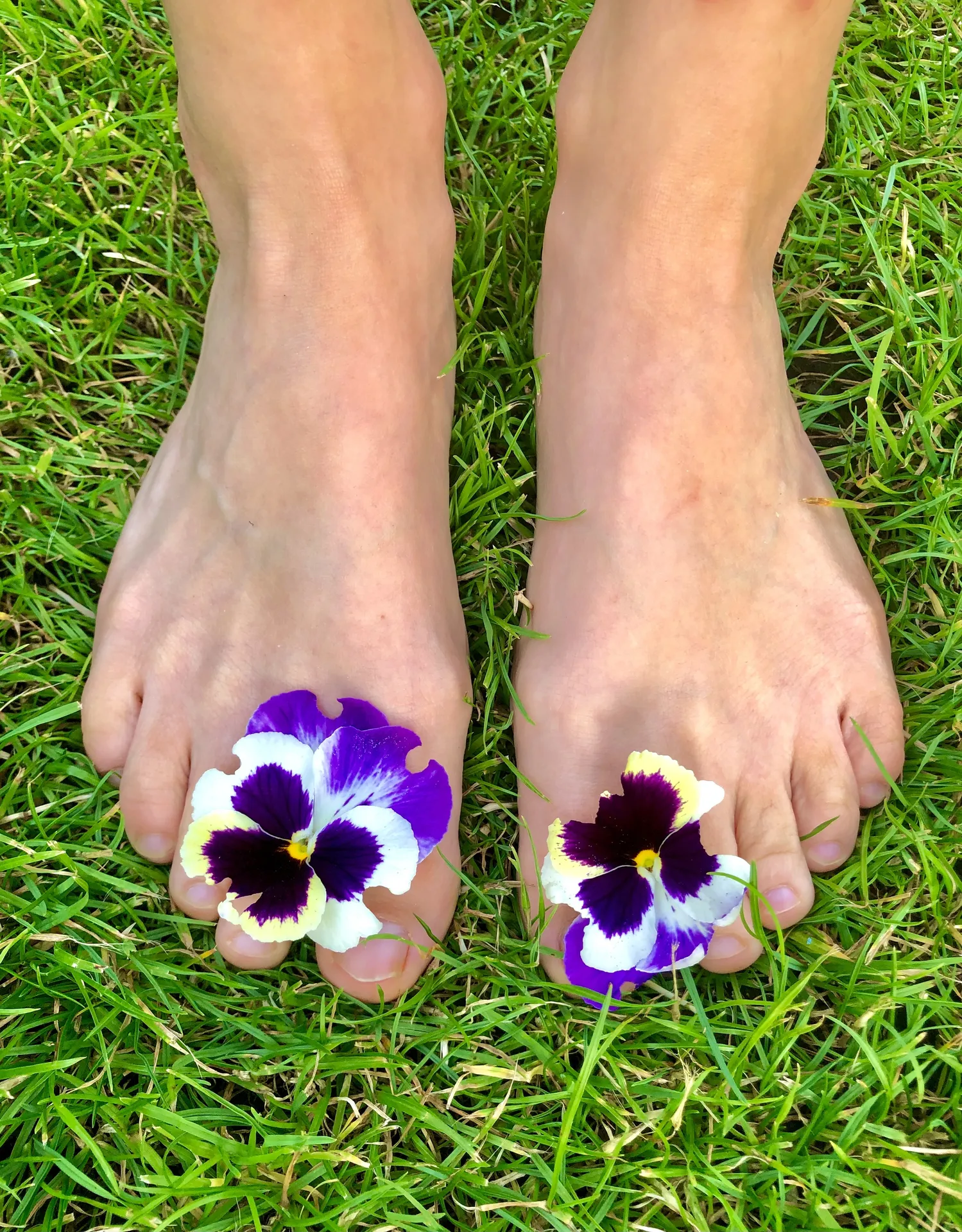 Feet.in.flowers