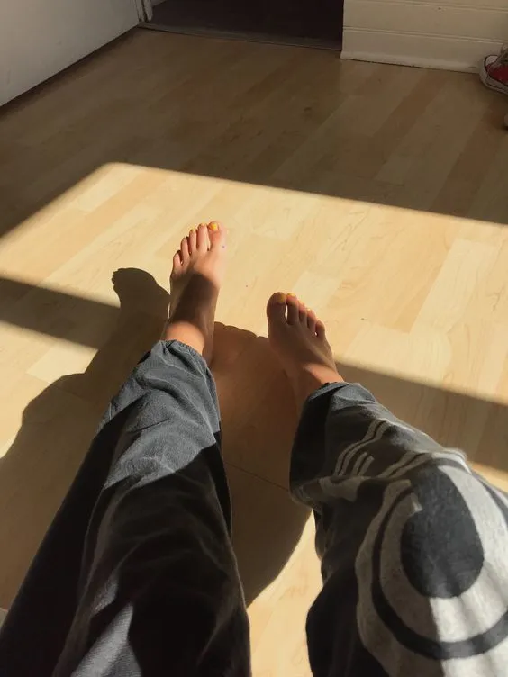 feet sun