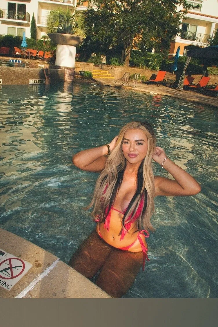 hailey🤍 OnlyFans header