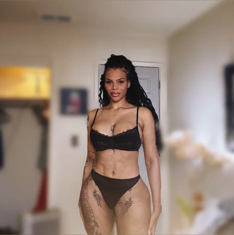 HALLE HAYES OnlyFans header