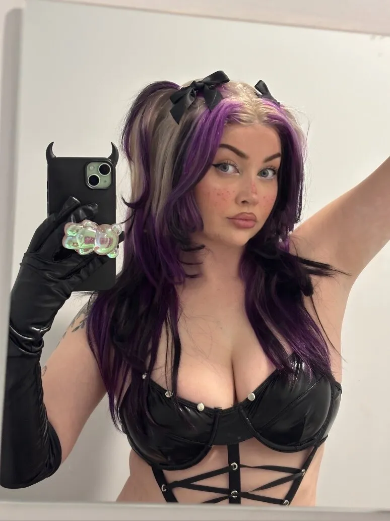 In Her Webb Pics 🕸️