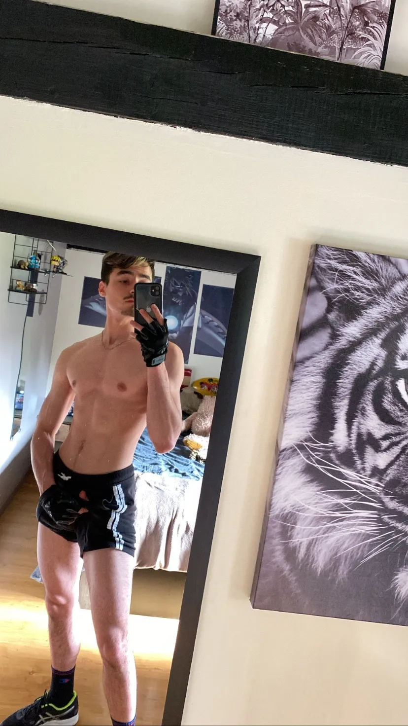 Jules.28k OnlyFans header