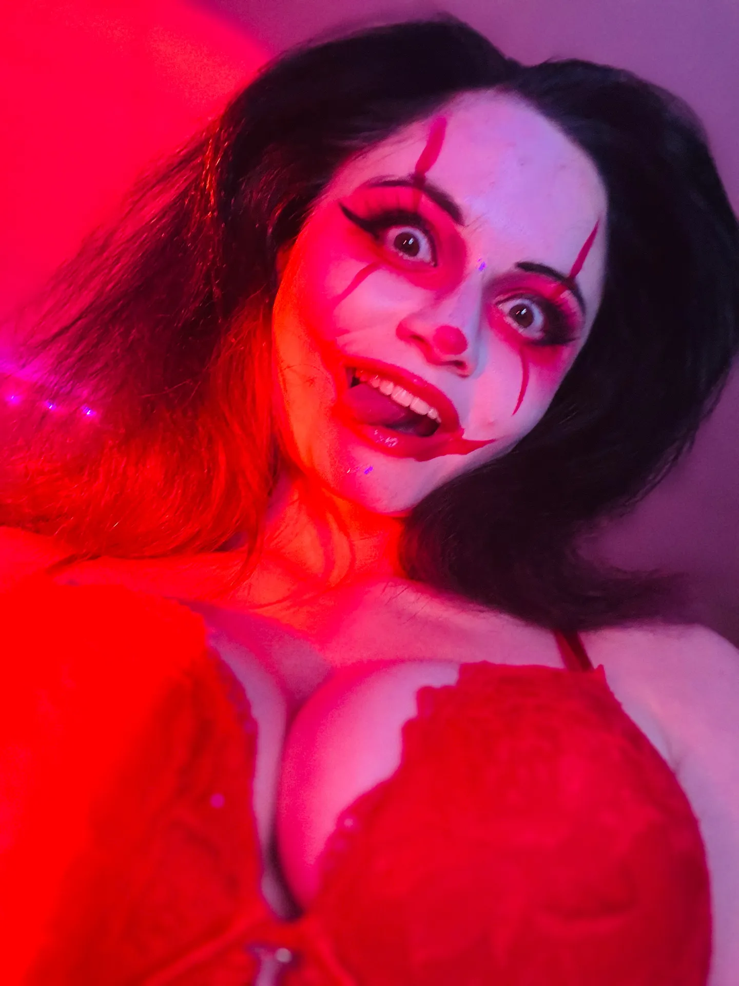 Violet🤡🖤 (any pronouns)