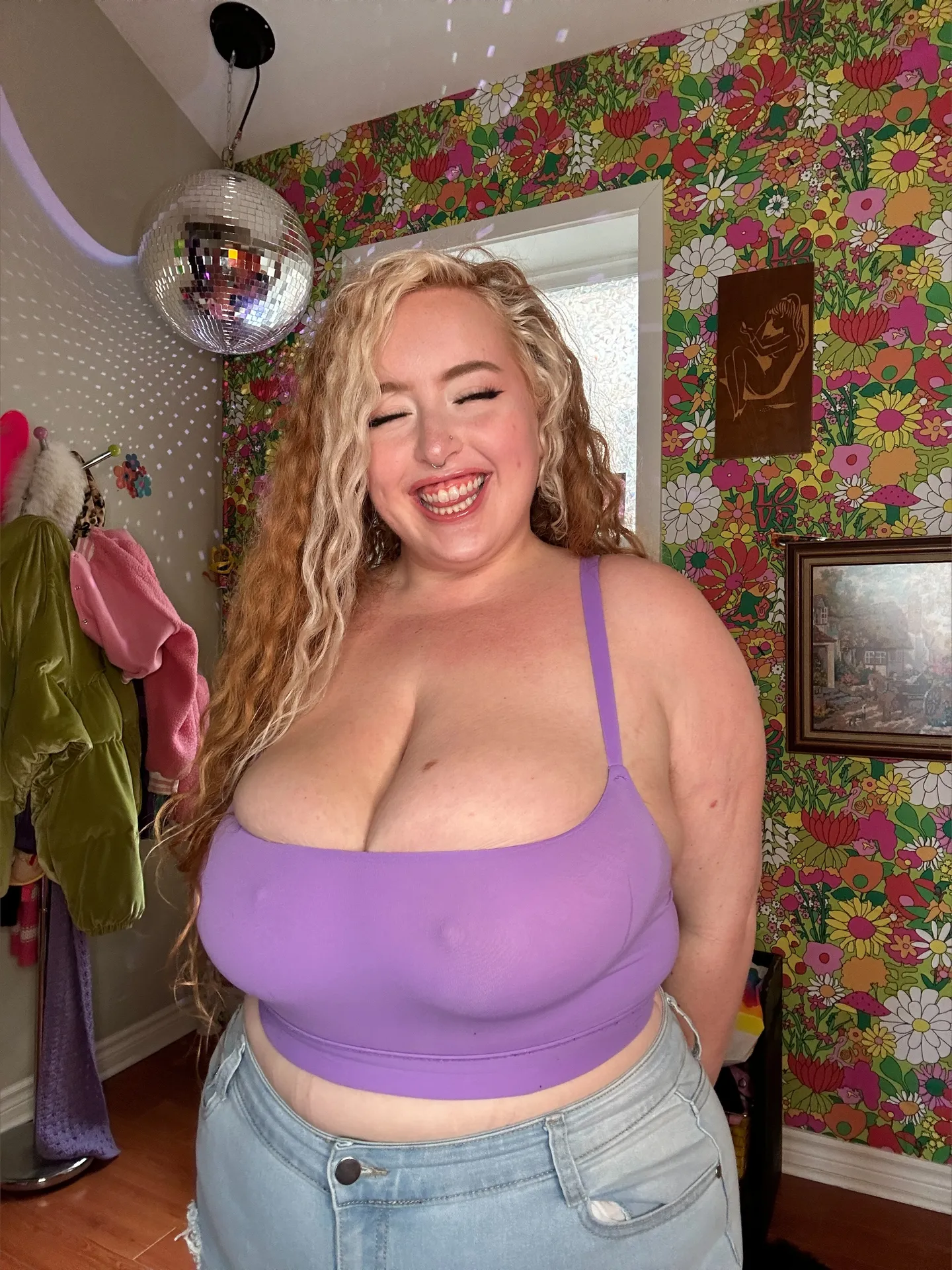 Gwen Adora 🍒 FREE