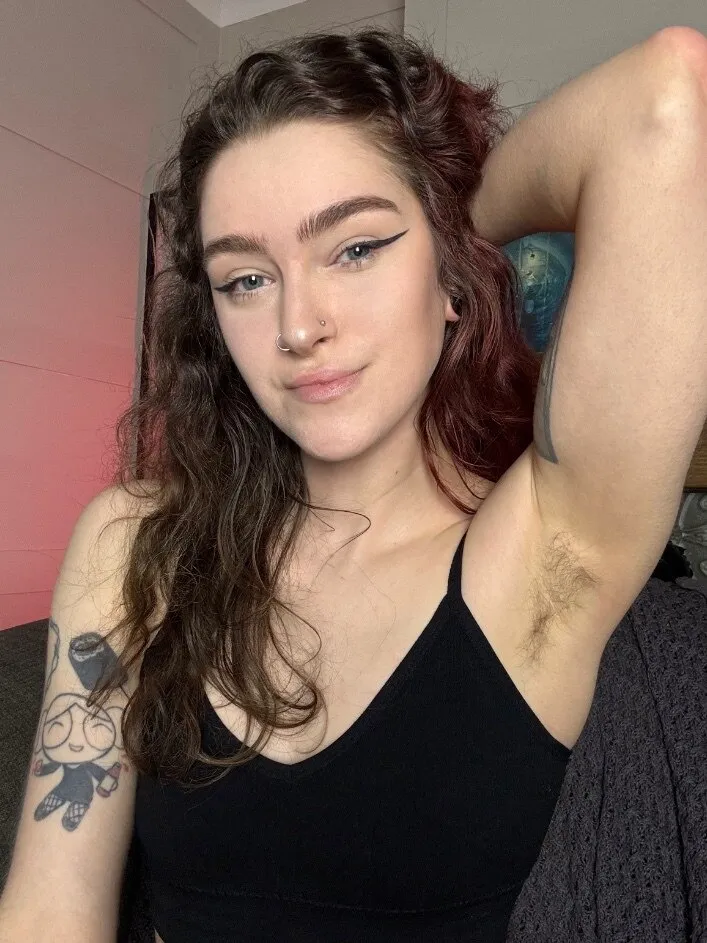 Rae 🌙 hairy Goddess