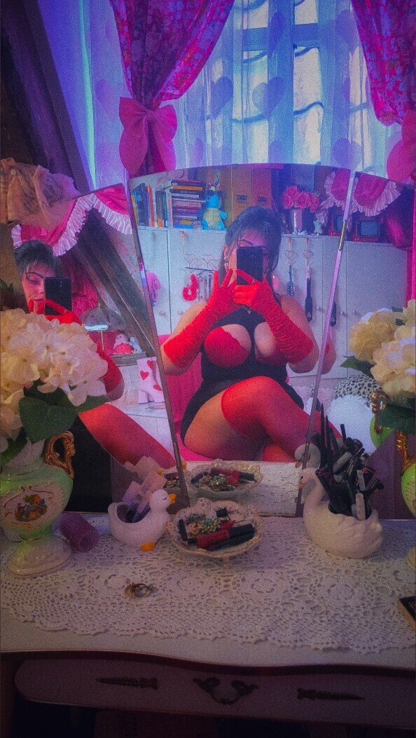 Christina Castalia but free (sort of) OnlyFans header