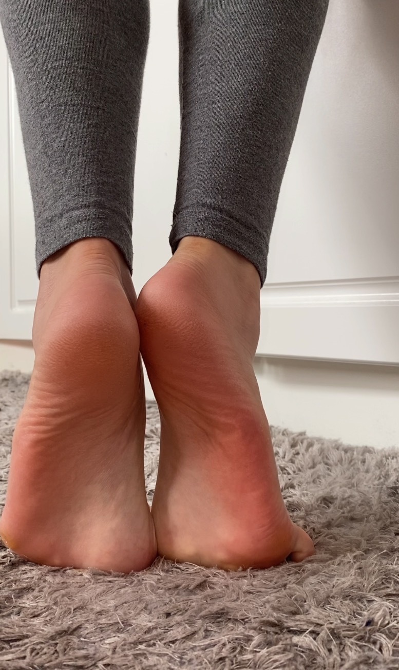 VikkiPetiteFeet OnlyFans header