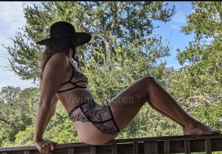 Vivian Flores OnlyFans header