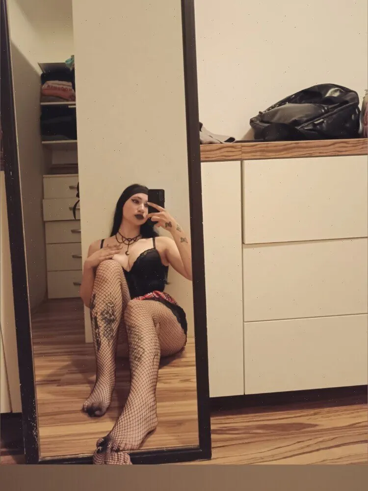 Vivvien OnlyFans header