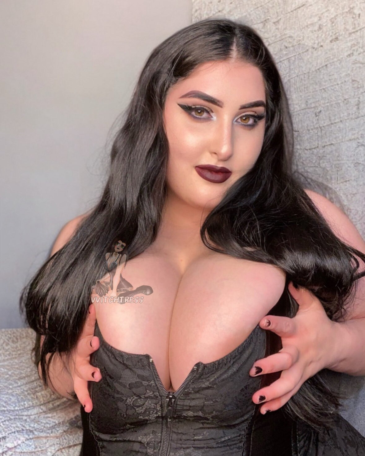 𝑀𝑜𝓂𝓂𝓎 𝒾𝓈 𝓉𝓎𝓅𝒾𝓃𝑔... OnlyFans