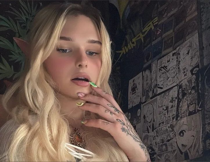 𝘦𝘷𝘪𝘦 ✨ OnlyFans header