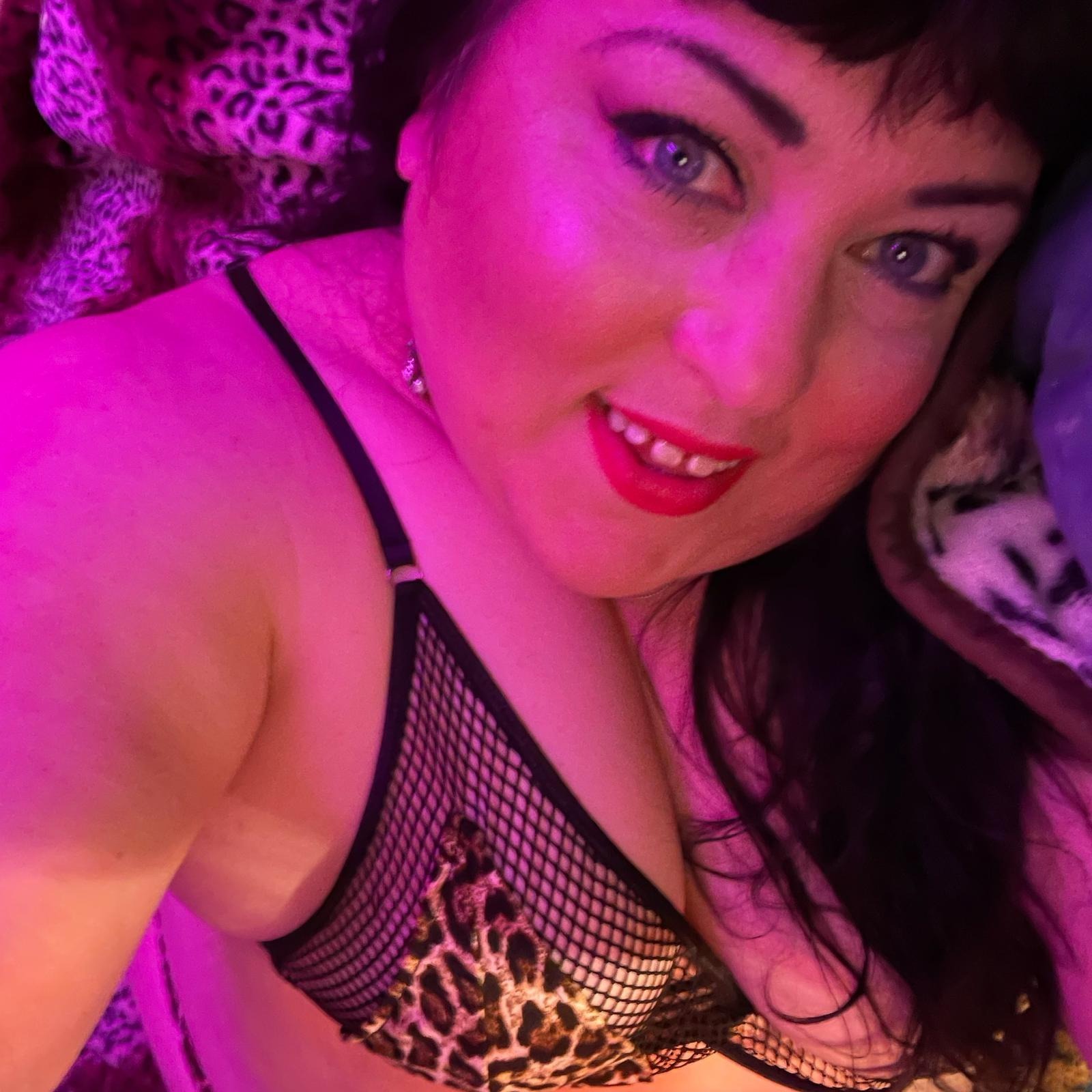 Lucy Loves Lingerie OnlyFans