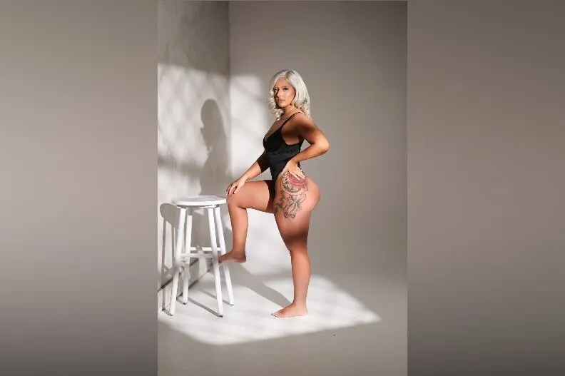 Ariii OnlyFans header