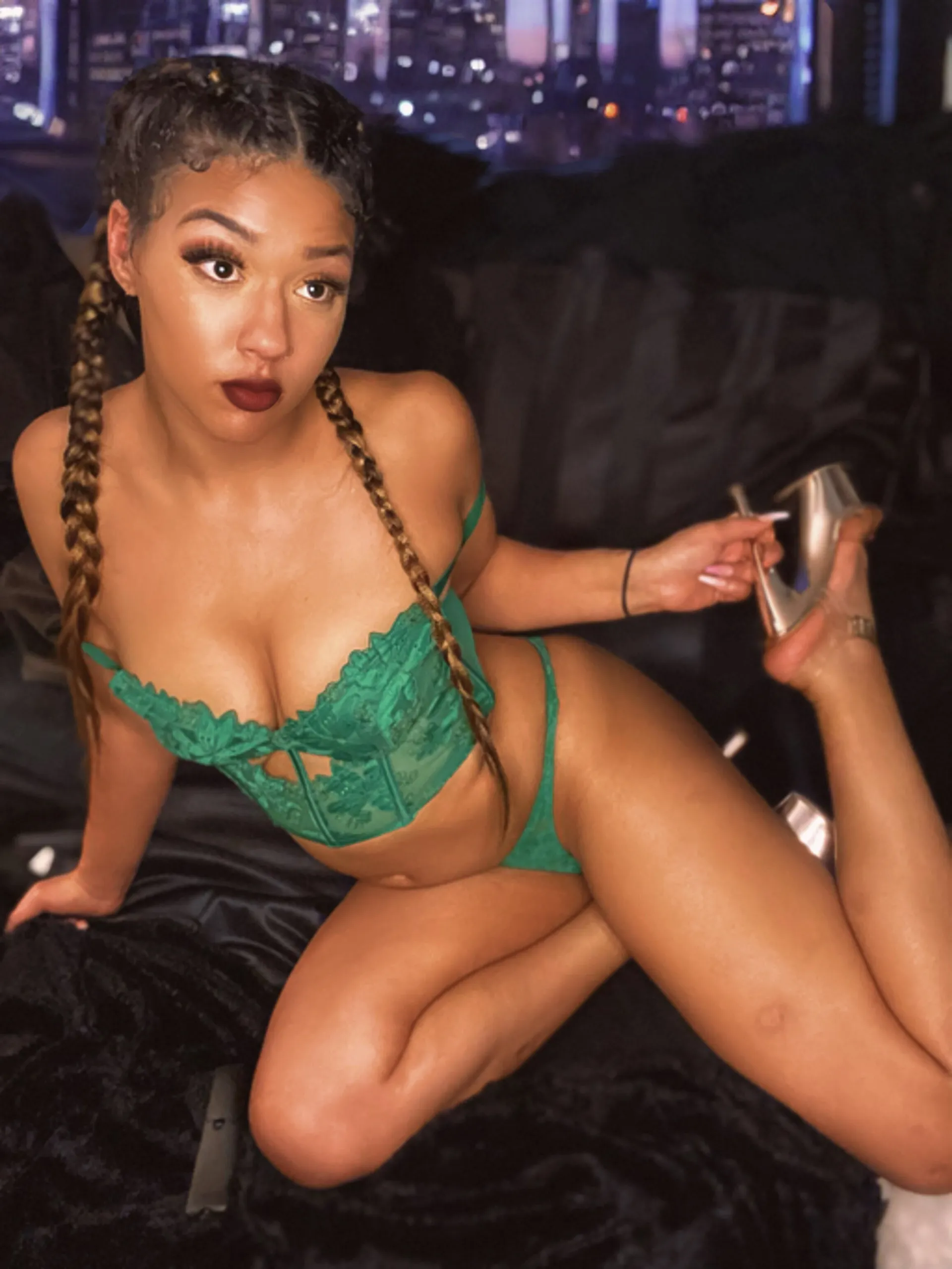 LOLA LEE OnlyFans header