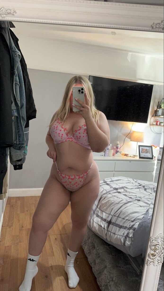 xShortCurvyQueenx OnlyFans