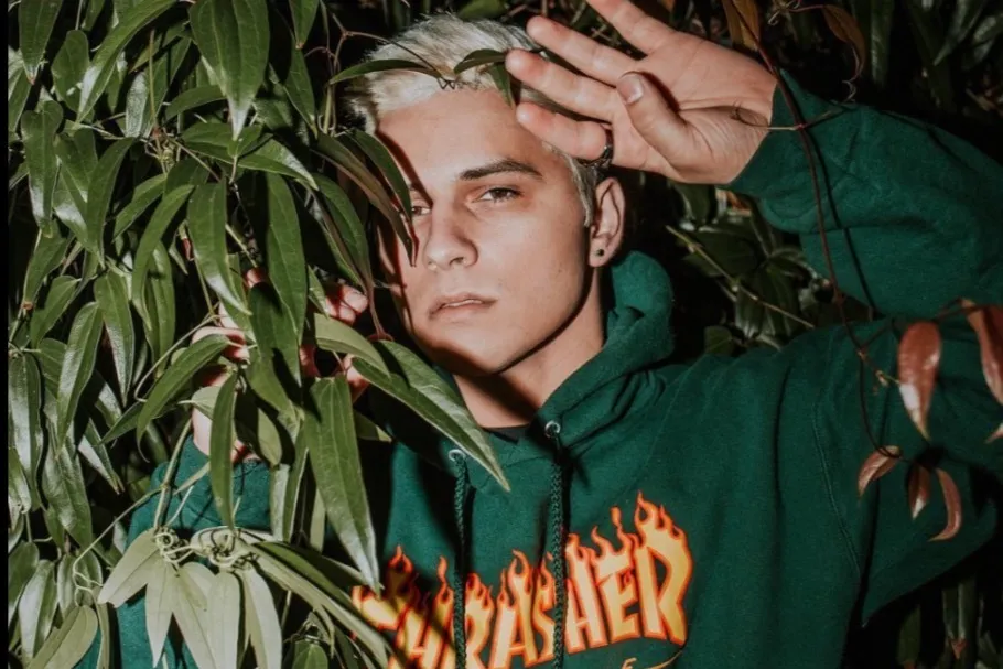 Laury J OnlyFans header