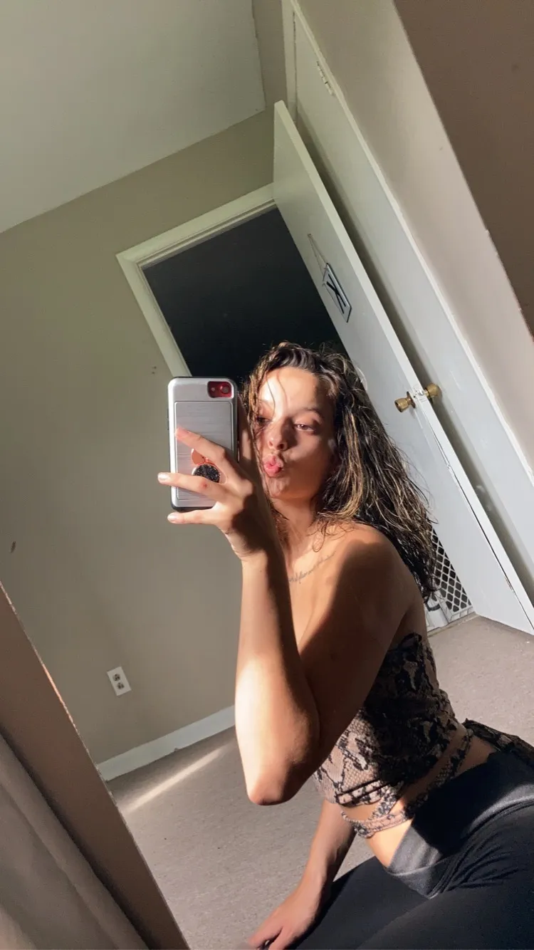 sara j OnlyFans header