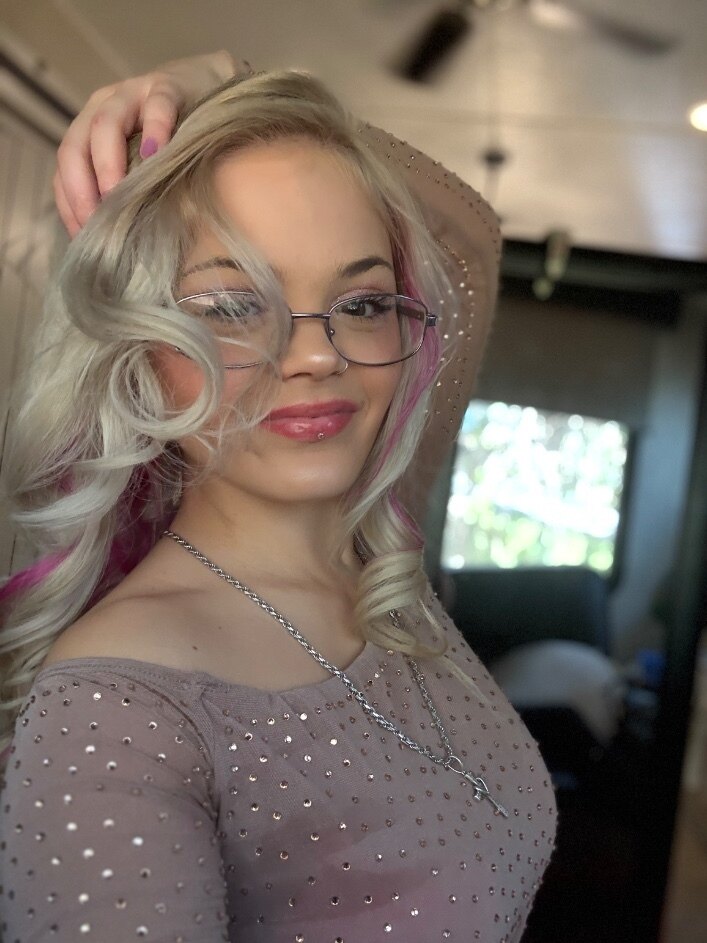 Kylie 4’10 Hispanic princess 👑 😈 OnlyFans