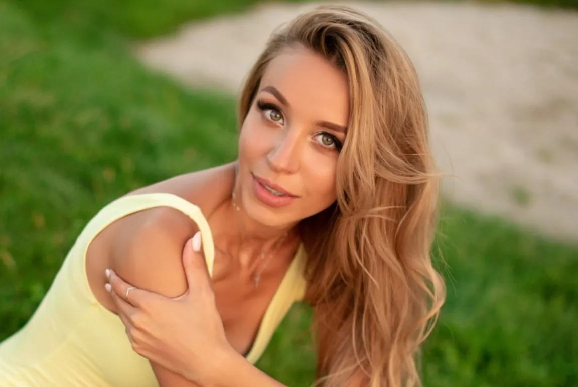 World of curvy butt girl