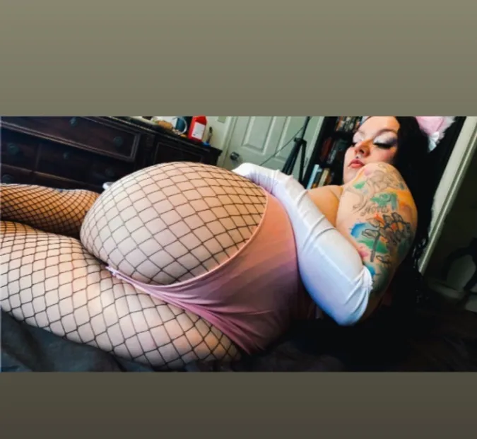 QueenB OnlyFans header