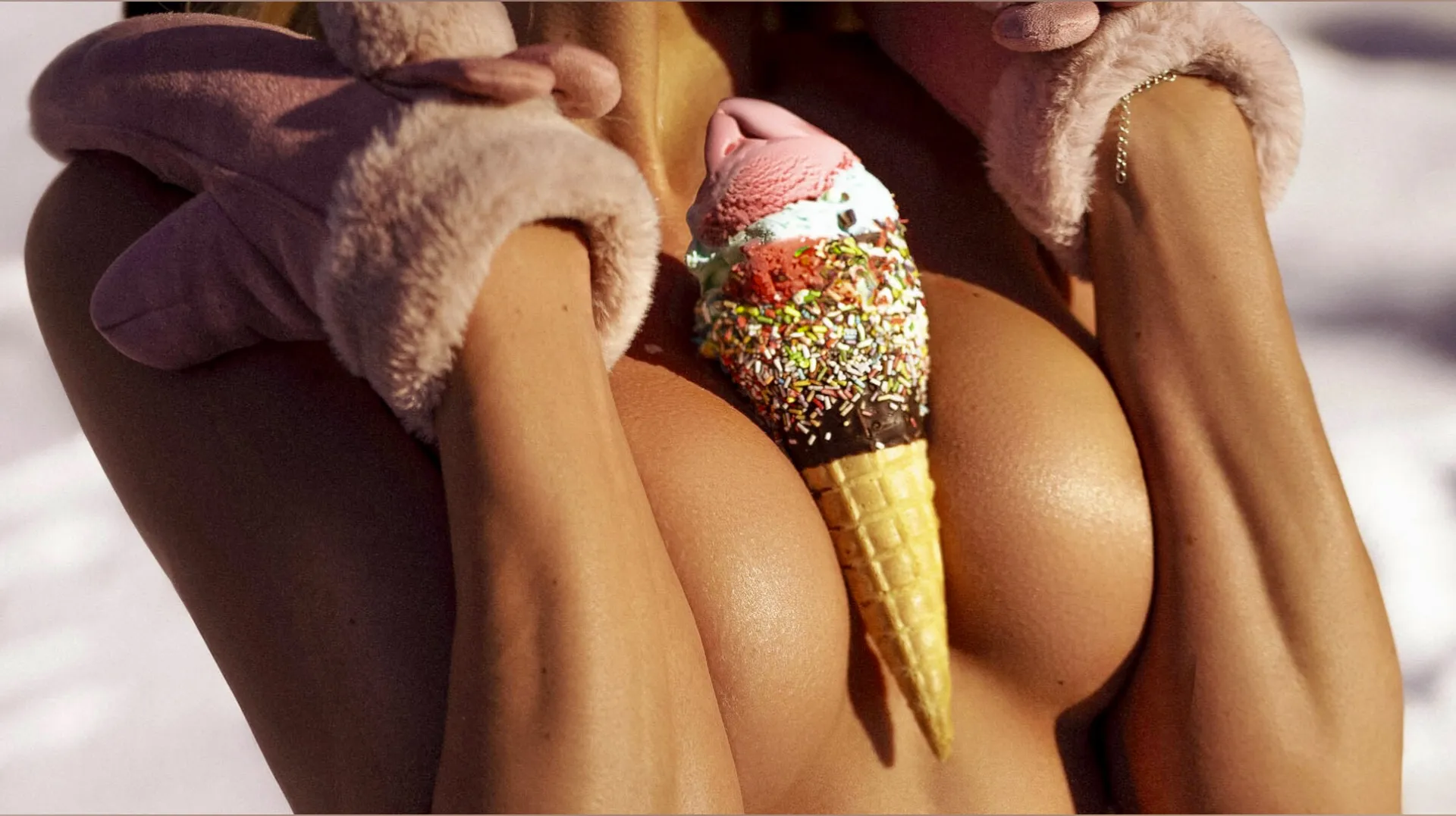 yvonneleitn_free OnlyFans header